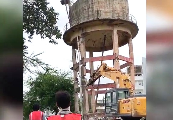 पिंपळे गुरव येथील जुन्या पाण्याच्या टाकीवर पालिकेचा हातोडा...