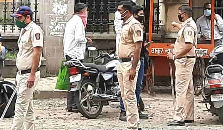 शासनाचा नियम तोडणाऱ्या बेशिस्त नागरिकांवर पोलिसांकडून खटले...