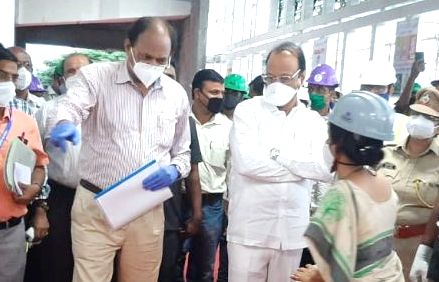 उपमुख्यमंत्री अजित पवारांनी फाडले पिंपरी मेट्रोचे पहिले तिकीट...