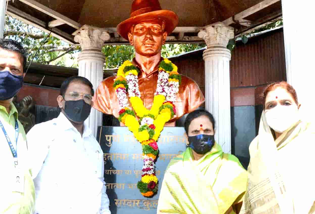 दापोडीत शहीद भगतसिंग यांच्या जयंतीनिमित्त पुष्षहार अर्पण करून अभिवादन...!