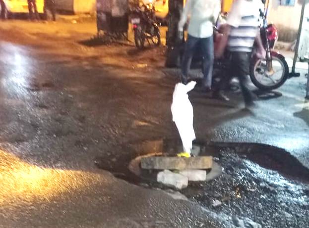 चिंचवडेनगरमध्ये रहदारीच्या रस्त्यावरील चेंबरचे झाकण धोकादायक अवस्थेत; अपघाताची शक्यता...