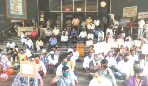 विविध मागण्यांसाठी शहरातील अपंग बांधवांचा पालिकेवर ठिय्या...
