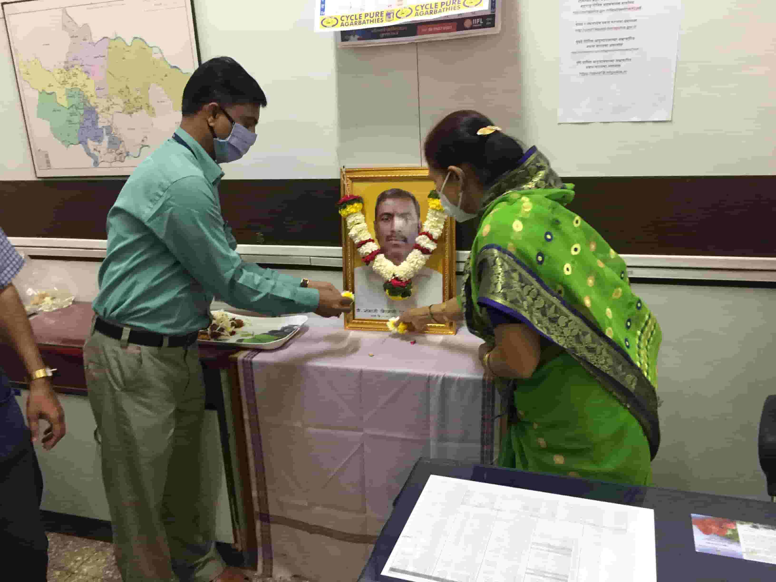 दिवंगत पालिकेचे कर्मचारी संभाजी पवार यांना महापौर व कर्मचाऱ्यांची श्रद्धांजली...!