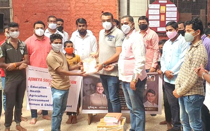 पश्चिम महाराष्ट्र रहिवासी संघटनेच्या वतीने चिंचवडगावातील शाळेत वह्या, बिस्किटांचे वाटप...