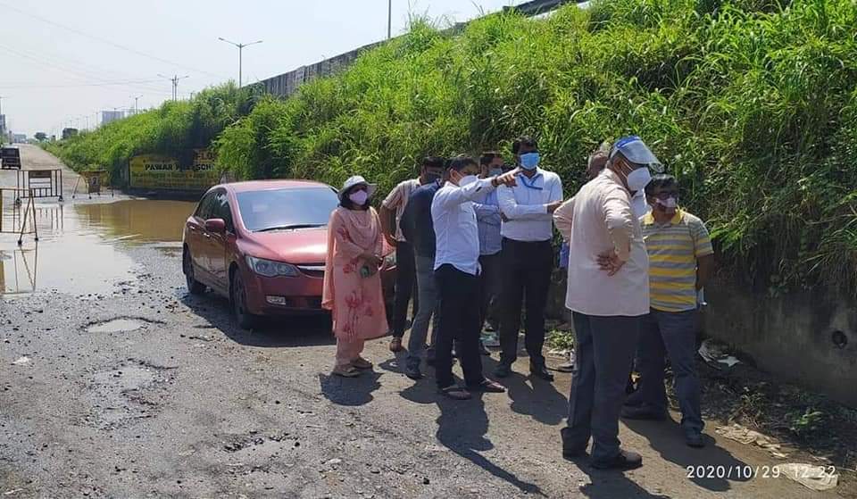 त्या सेवा रस्त्याची राष्ट्रीय महामार्गाच्या अधिकाऱ्यांनी केली पाहणी...