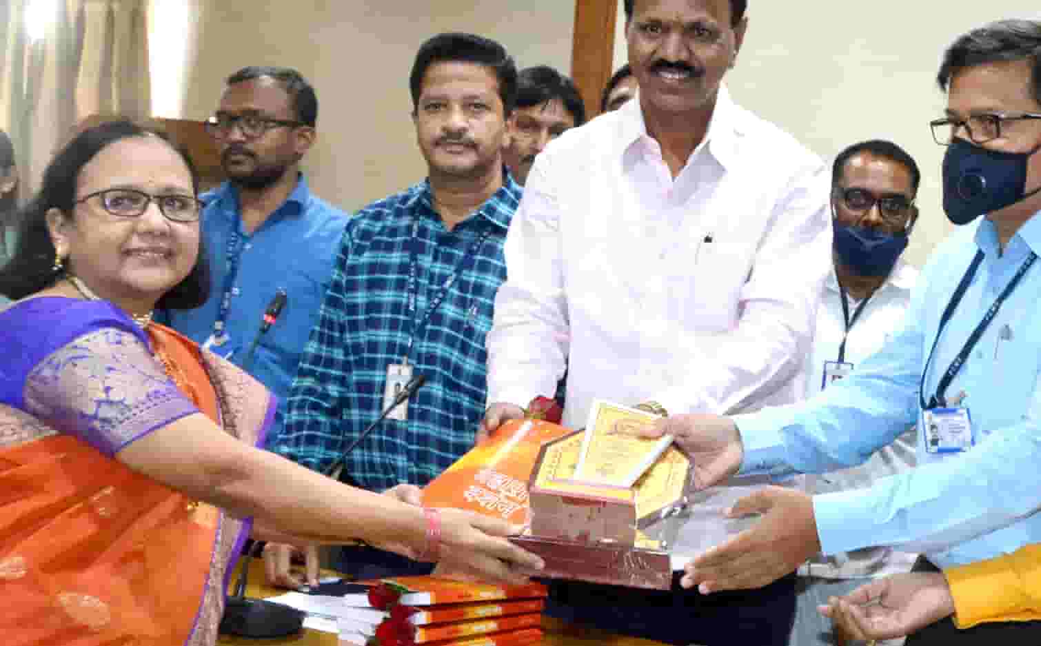 पालिकेकडून सेवानिवृत्त कर्मचाऱ्यांचा सत्कार...