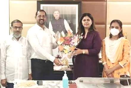 उपमहापौर केशव घोळवेंकडून मास्क न वापरता सोशल डिस्टेंसिंगच्या नियमाचा फज्जा...