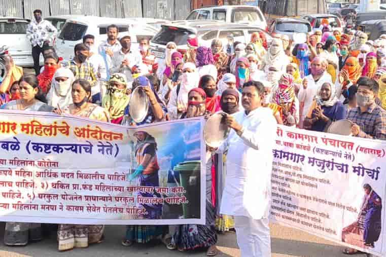 सणासुदीच्या काळात सफाई कामगारांचे पालिकेसमोर थाळीनाद आंदोलन...