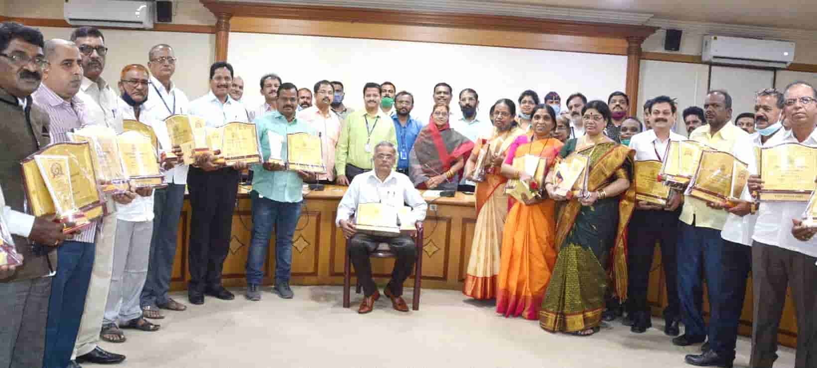 पालिकेच्या नियत वयोमानानुसार व स्वेच्छा सेवानिवृत्त होणा-या कर्मचा-यांचा महापौरांच्या हस्ते सत्कार..