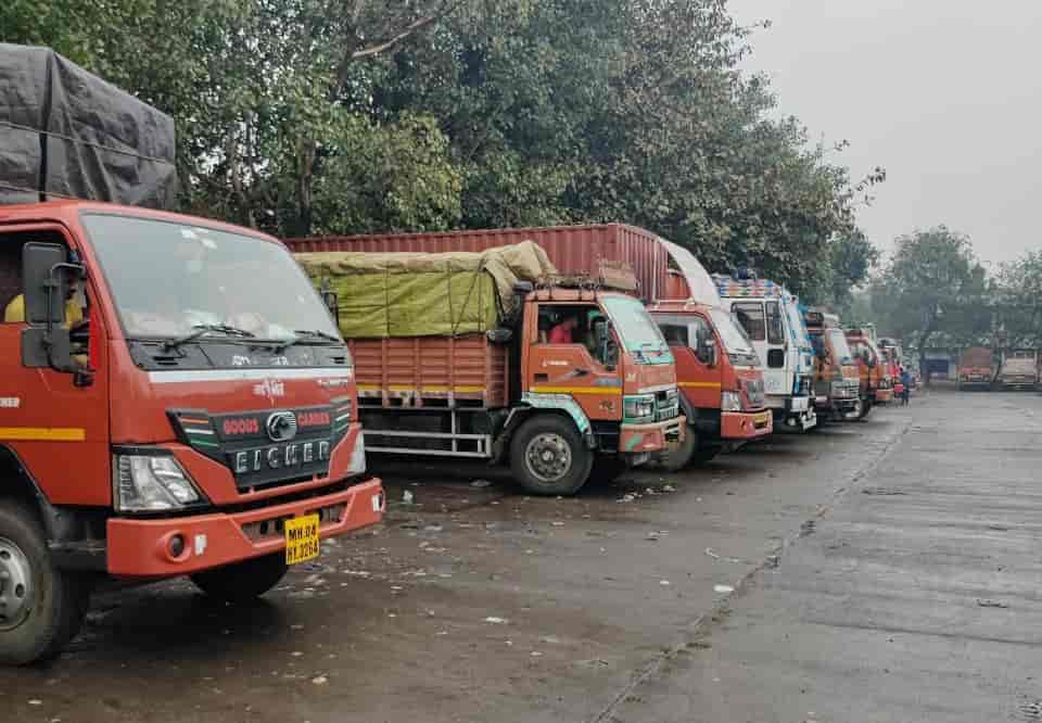 पालिकेच्या निगडीतील वाहतूकनगरीतील वाहनतळाची अवस्था 'करे कोई, भरे कोई'...
