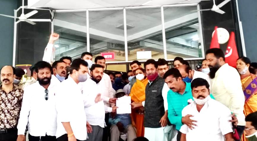 उपमहापौर केशव घोळवे यांच्या प्रतिमेस जोडे मारुन निषेधाच्या घोषणा..