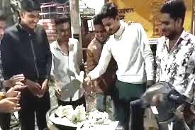दापोडीत टोळक्याकडून कोयत्याने केक कापून वाढदिवस साजरा; व्हिडिओ व्हायरल...