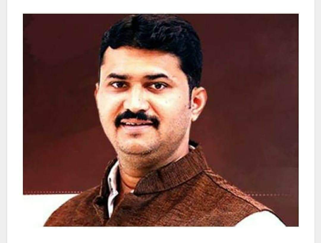 टेबल, खुर्च्यांची खरेदी नसताना ठेकेदाराला १.८६ कोटी का दिले? - कामगार नेते इरफानभाई सय्यद..