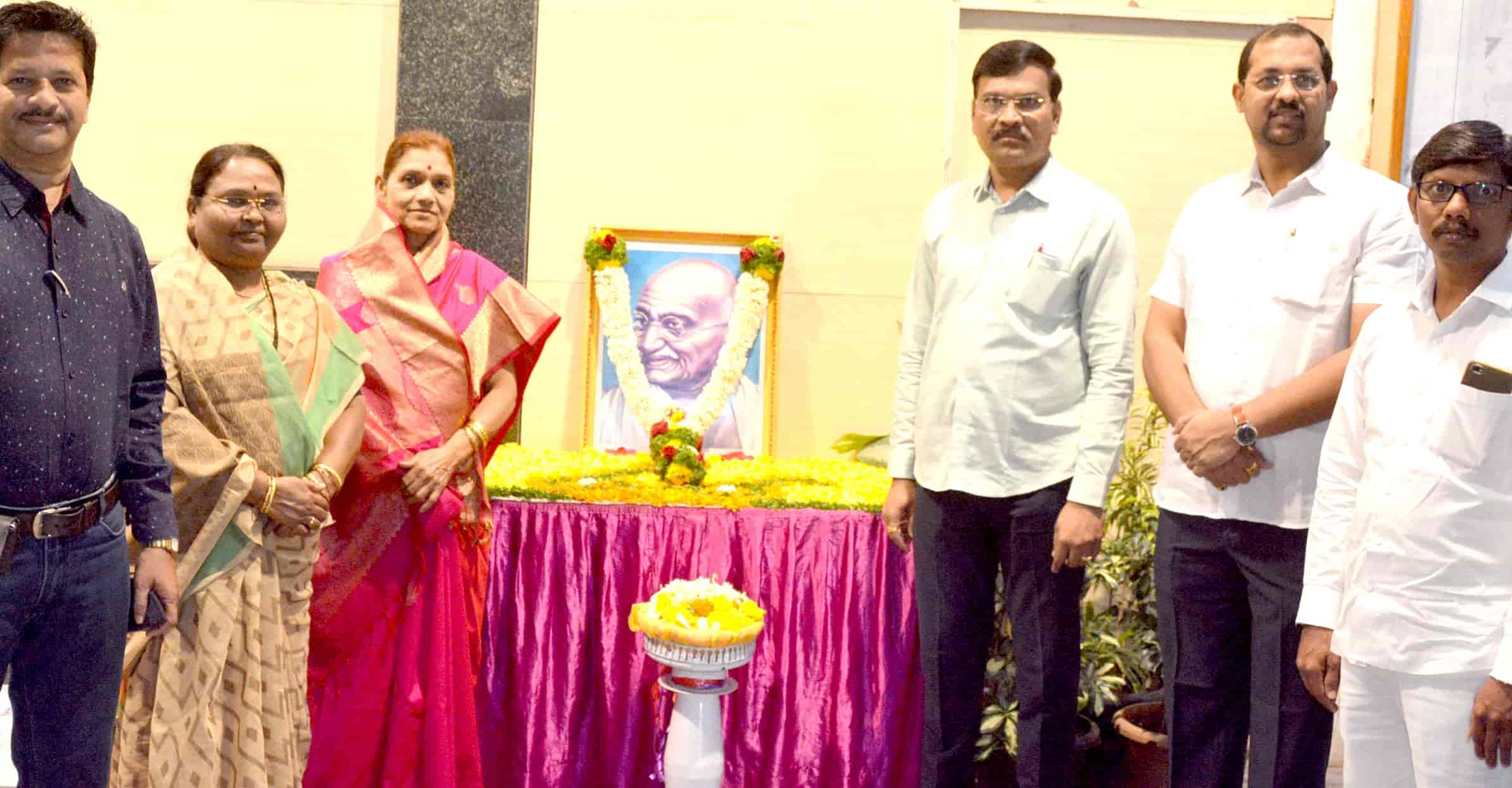 राष्ट्रपिता महात्मा गांधी यांच्या पुण्यतिथी निमित्त पालिकेचे अभिवादन...!