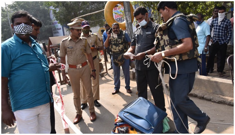 पोलीस उपायुक्त कार्यालयाच्या बाहेर बेवारस बॅग..