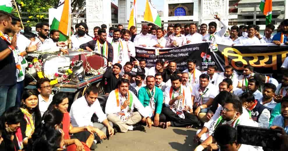 'वारे मोदी तेरा खेल, सोने के भाव मे बिकता तेल'..