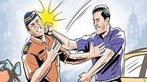 पोलिसाच्या अंगावर धावून जात त्याने पकडली गचांडी..