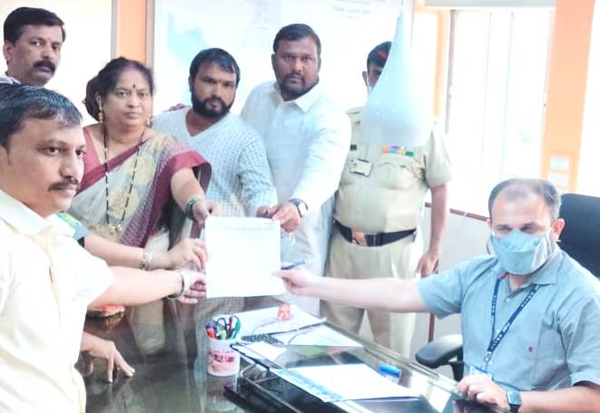 गुन्हेगारी पार्श्वभूमीच्या शिक्षणाधिका-यांकडून विद्यार्थ्यांनी कुठला धडा गिरवायचा?...