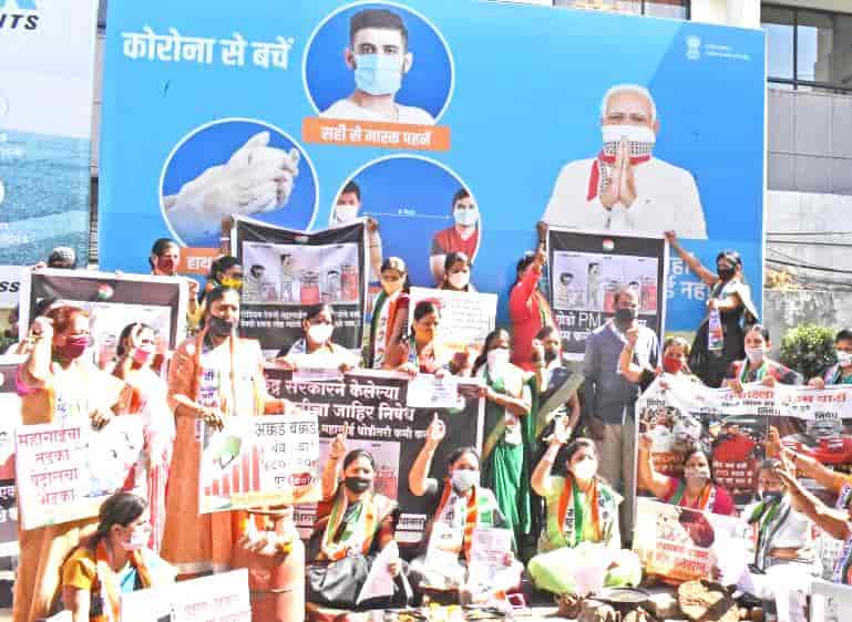 इंधन दरवाढ म्हणजे महाराष्ट्राच्या जनतेच्या खिशावर टाकलेला दरोडा - रुपाली चाकणकर..