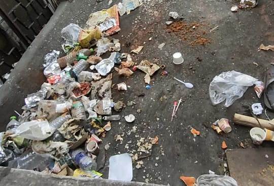 औंध जिल्हा रुग्णालयात दारूच्या बाटल्यांचा खच..