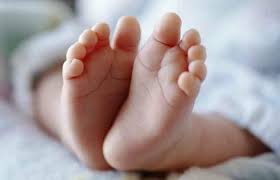 महिलेने बाळाला जन्म देऊन टाकले रिक्षात..