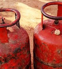 रावेतमध्ये धोकादायक पद्धतीने सिलिंडरमध्ये गॅस भरून बेकायदेशीर विक्री..