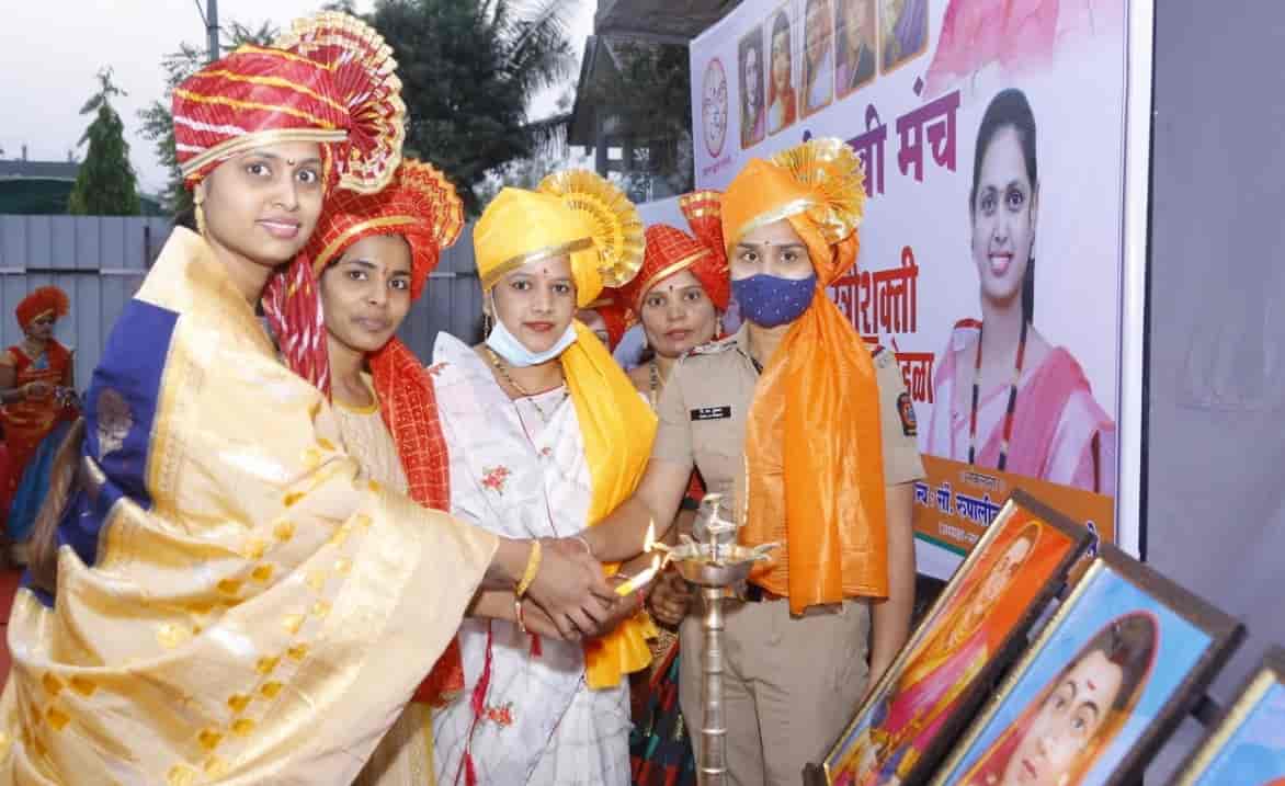 चिखली-मोरे वस्तीत नवदुर्गा सखी मंचच्या नामफलकाचे अनावरण..