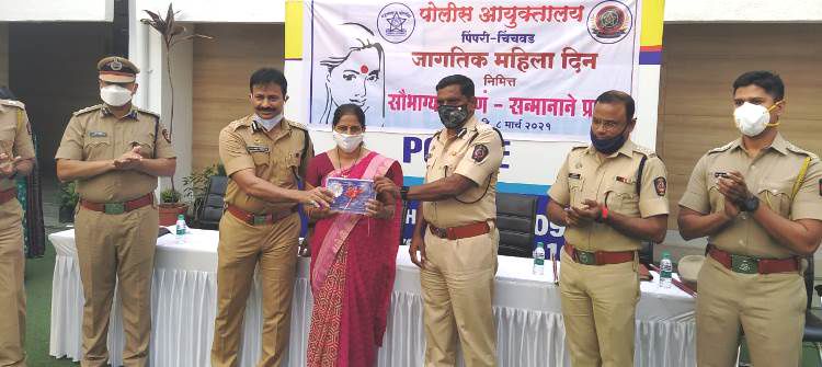 चोरी झालेले श्री धन महिलांना परत..