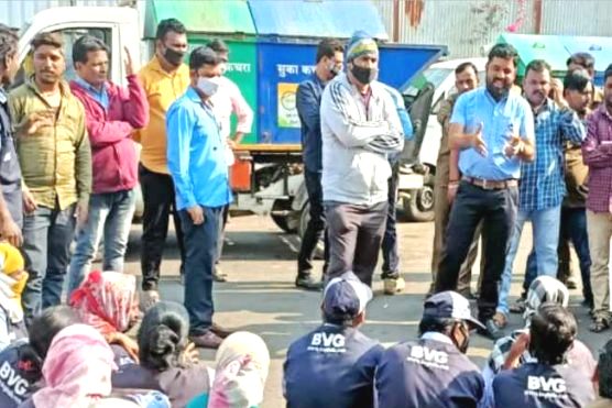 कचरा संकलन कर्मचाऱ्यांकडून मोरेवस्तीत काम बंद आंदोलन..