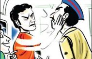 तडीपार गुंडाची हद्दीत येऊन पोलिसांना धक्काबुक्की..