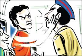 तडीपार गुंडाची हद्दीत येऊन पोलिसांना धक्काबुक्की..