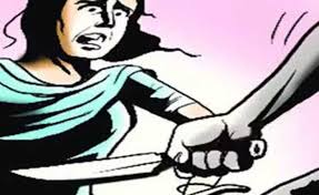 नवरा-बायकोच्या भांडणात मुलाकडून आईला कात्रीने मारहाण..