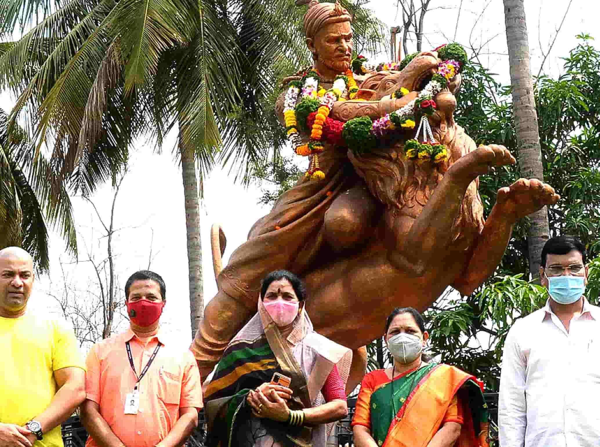 शहरात छत्रपती संभाजी महाराज व महात्मा बसवेश्वर जयंती साधेपणाने साजरी...