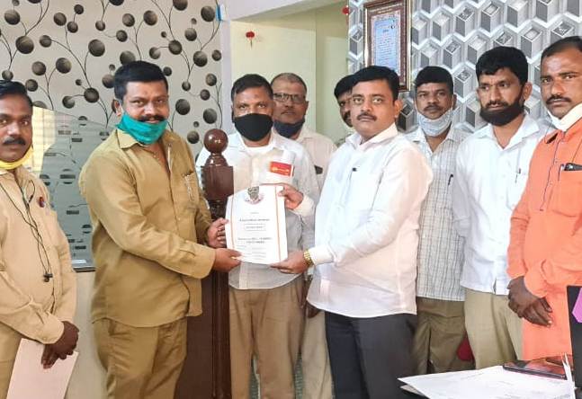 राज्य शासनाच्या आर्थिक मदतीसाठी रिक्षा चालकांना पिंपरीत मोफत मार्गदर्शन केंद्र..