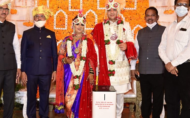 लग्नाचा खर्च टाळून पालिकेच्या आरोग्य विभागास ऑक्सीजन कॉन्सेनट्रेटरची भेट..