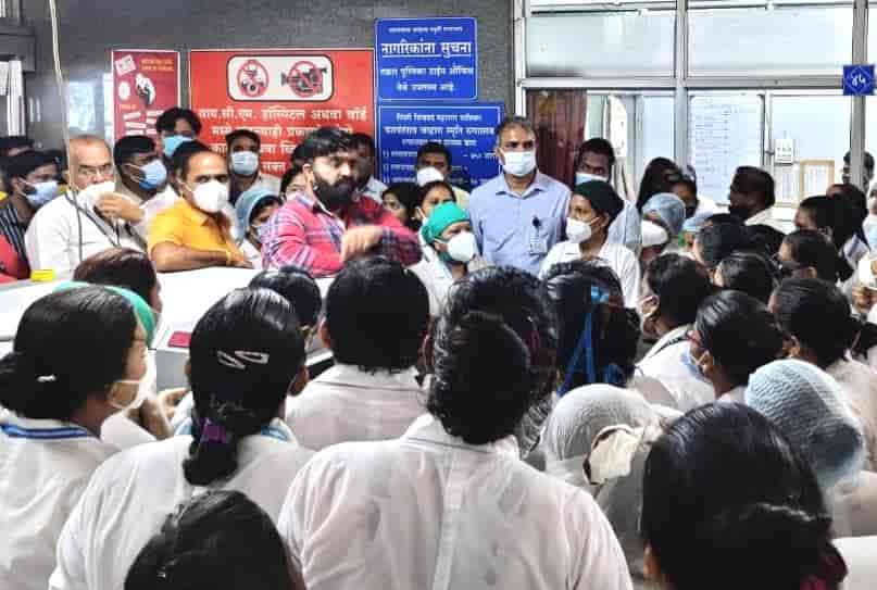 वायसीएम'च्या परिचारिकांचे नोकरीत कायमस्वरूपी सामावून घेण्यासाठी आंदोलन..