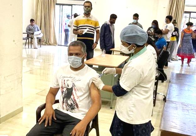 मोशी प्राधिकरणातील 'एल ॲक्सिस' सोसायटीत 'कोविशिल्ड' चा डोस..