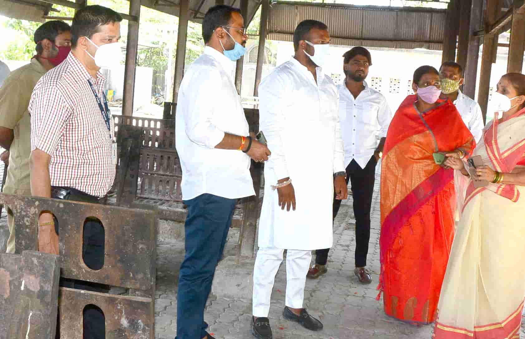 स्मशानभूमीत अंत्यसंस्कारासाठी निकृष्ठ प्रतीच्या लाकडाचा वापर.. 