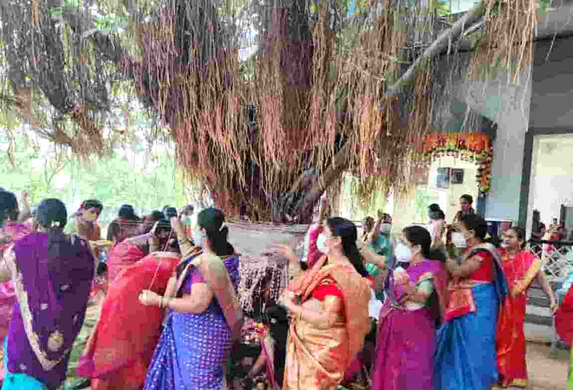 श्री स्वामी समर्थ सेवा प्रतिष्ठानकडून महिलांना तुळस, गुलाबाचे रोप व मास्कचे वाटप...