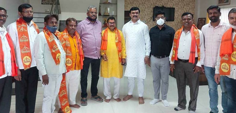 भोसरीतील भाजप पदाधिकारी व शिवसेनेच्या माजी शिवसैनिकांचा शिवसेनेत प्रवेश..