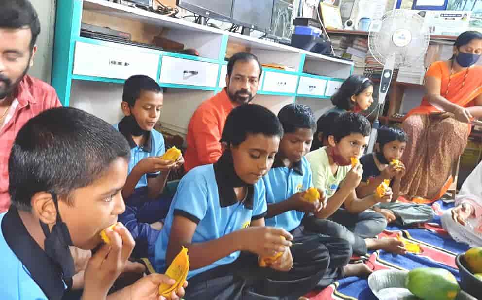 शहर भाजपा युवा मोर्चाने दिली अनाथ मुलांना 'फ्रुट पार्टी'...