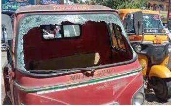 वाकडमध्ये सिक्युरिटी गार्डने फोडल्या १३ रिक्षा..