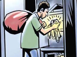 घरात शिरून घरातील दागिन्यांसह रोकड लंपास..