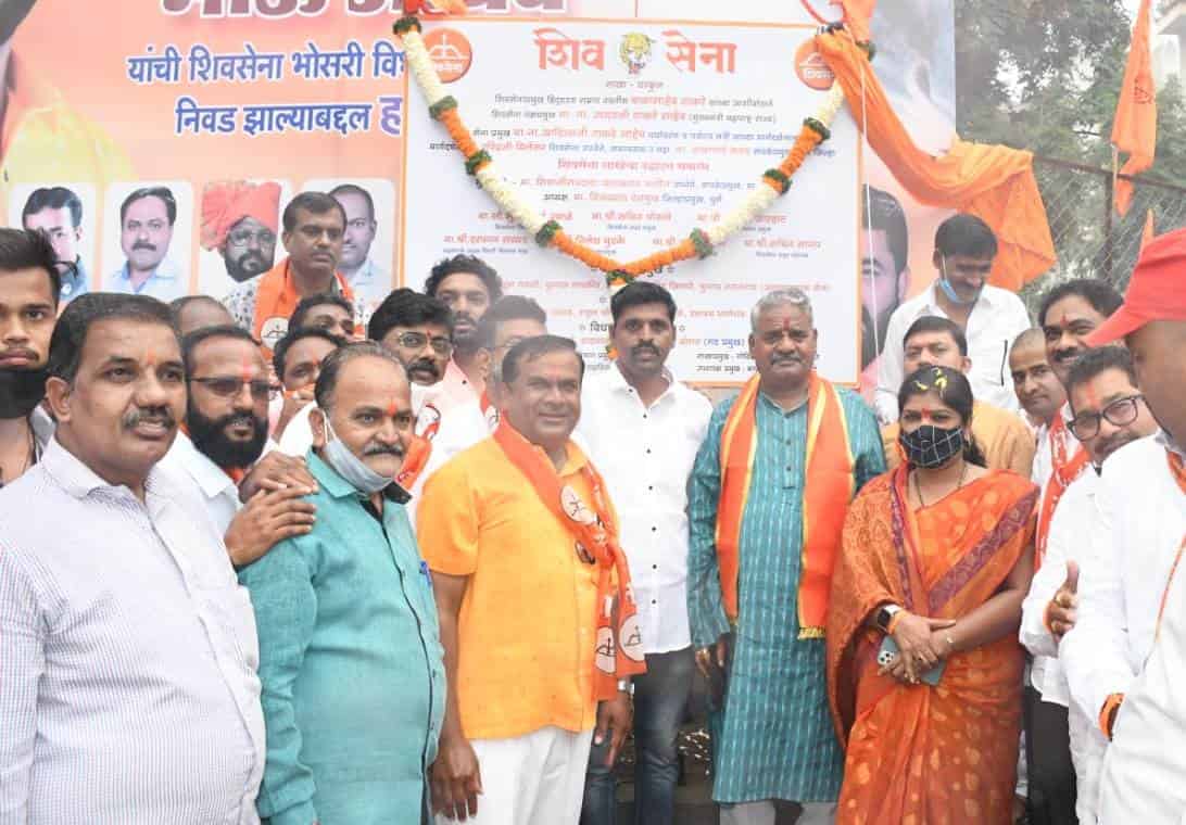 चिखलीतील घरकुलमध्ये शिवसेना शाखा नामफलकाचे उद्घाटन..