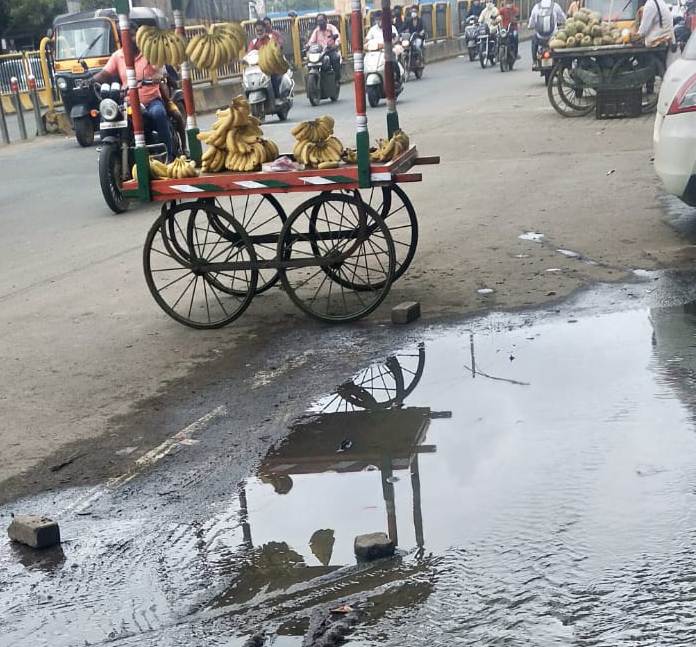 काळेवाडीतील नागरिक रस्त्यावरील दुर्गंधीयुक्त पाण्याने हैराण..