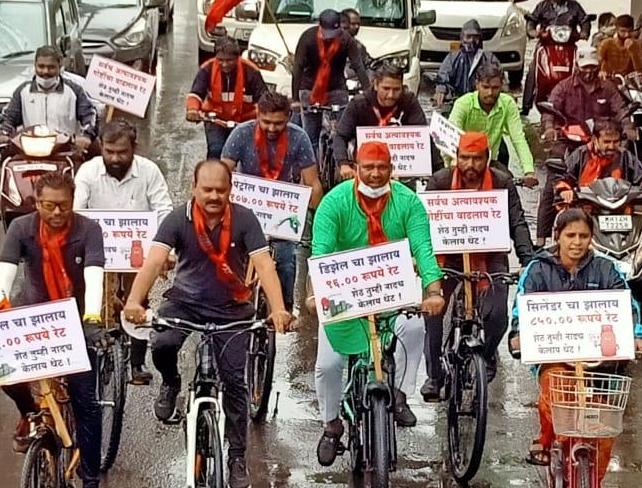 ''मोदी के अच्छे दिन कहा गये, महंगाई करके सो गये''..