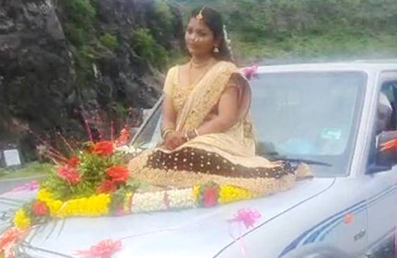 विवाह सोहळ्यासाठी चक्क गाडीच्या बोनेटवर बसून प्रवास करणे वधूच्या अंगलट..