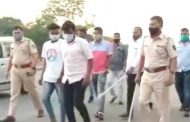 वाहनं अनं नागरिकांवर कोयत्याने वार करणाऱ्यांची धिंड..