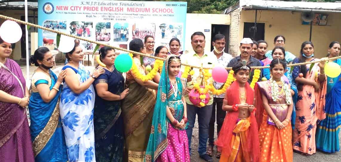 न्यू सिटी प्राईड इंग्लिश मिडीयम स्कूलमध्ये सोशल डिस्टन्सिंग पाळून दहीहंडी उत्सवात साजरी..