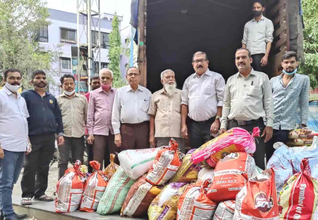 कोकणातील नुकसानग्रस्त बांधवांना अजमेरा-मोरवाडीतील रहिवाशांकडून आधार..
